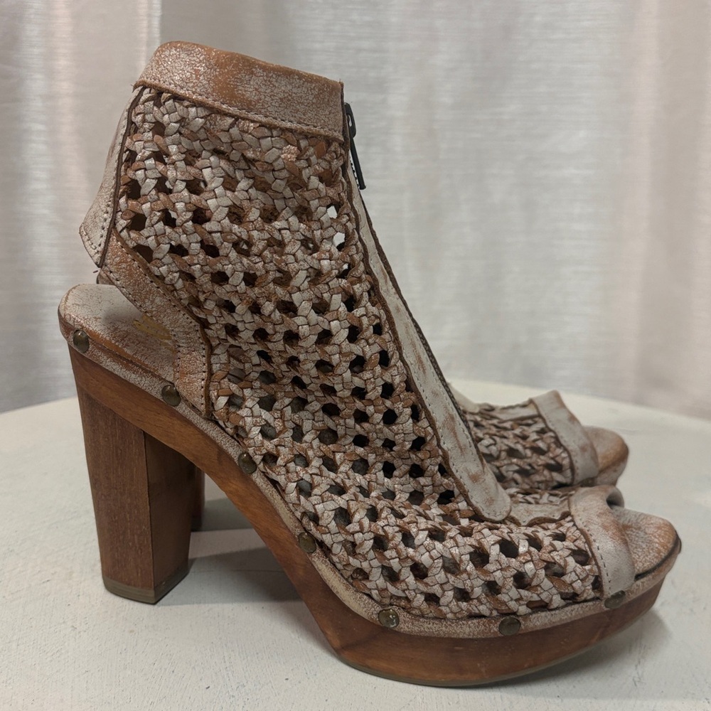 SBICCA Distressed Off-White Woven Leather Platform Ankle Sandals 9